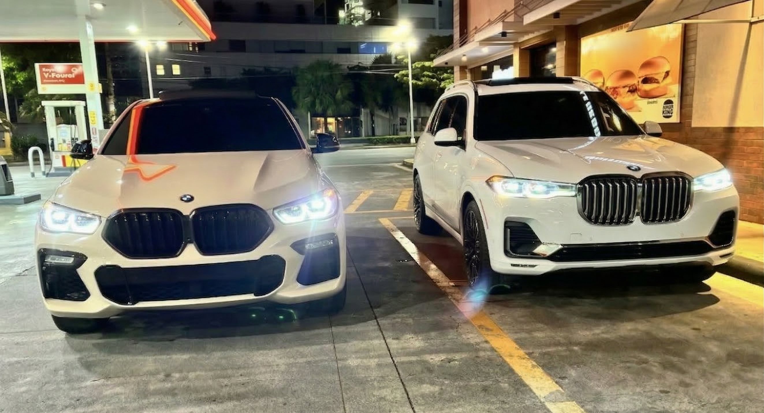 BMW X6 y X7 frontal en estacionamiento